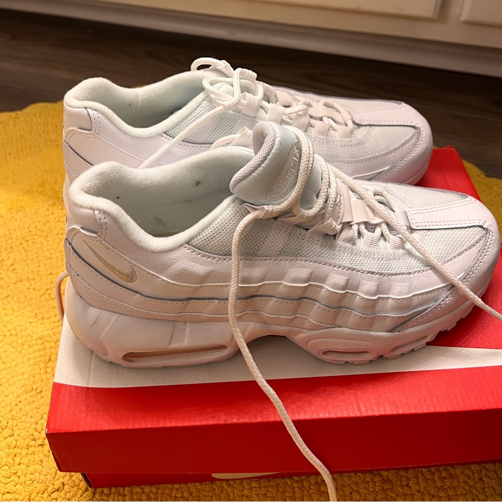 Nike AirMax 95 Big Boys 7 or Women 8.5
